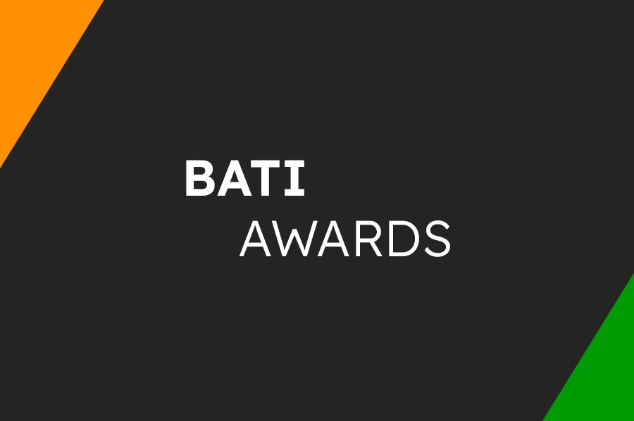 Texte blanc "BATI AWARDS" sur fond noir, avec triangles orange et vert dans les coins supérieurs gauche et inférieur droit.