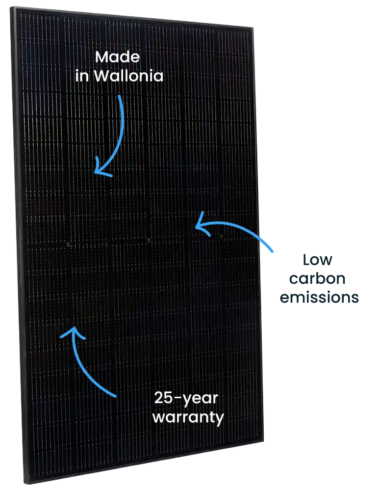Belgasolar-EN-panneau-solaire-made-wallonia-garantie Panneau solaire noir avec texte indiquant "Made in Wallonia" et "25-year warranty" en blanc, flèches bleues pointant vers les inscriptions.