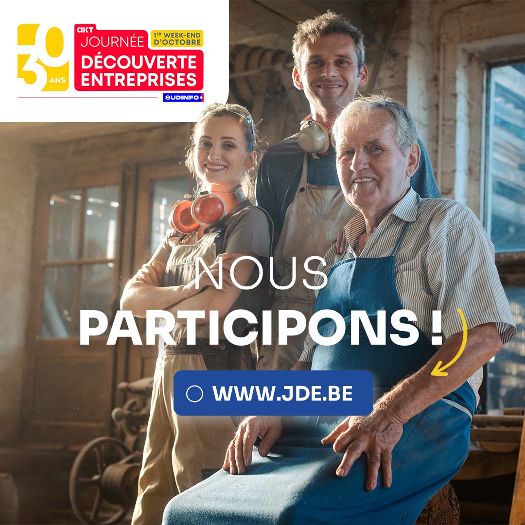 Trois personnes souriantes portant des tabliers et des protections auditives posent dans un atelier ensoleillé avec un message promotionnel pour un événement.