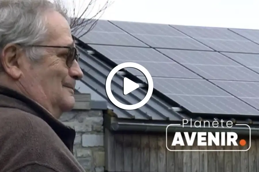 Un homme souriant regarde des panneaux solaires installés sur le toit d'un bâtiment en pierre grise, avec le logo "Planète Avenir".