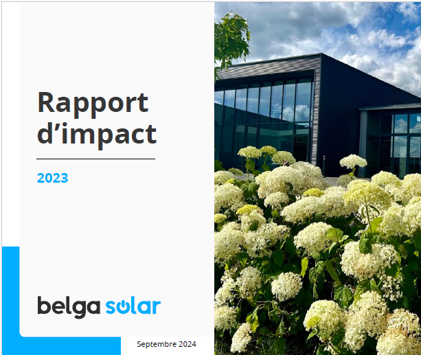 Couverture du rapport d'impact 2023 de Belga Solar avec un bâtiment moderne en arrière-plan et des fleurs blanches au premier plan.