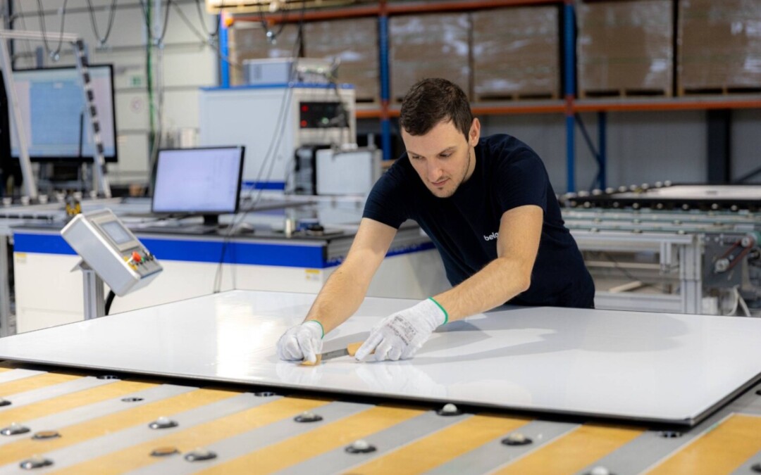 Pourquoi choisir des panneaux solaires belges ? Le comparatif CO₂, performance et recyclabilité